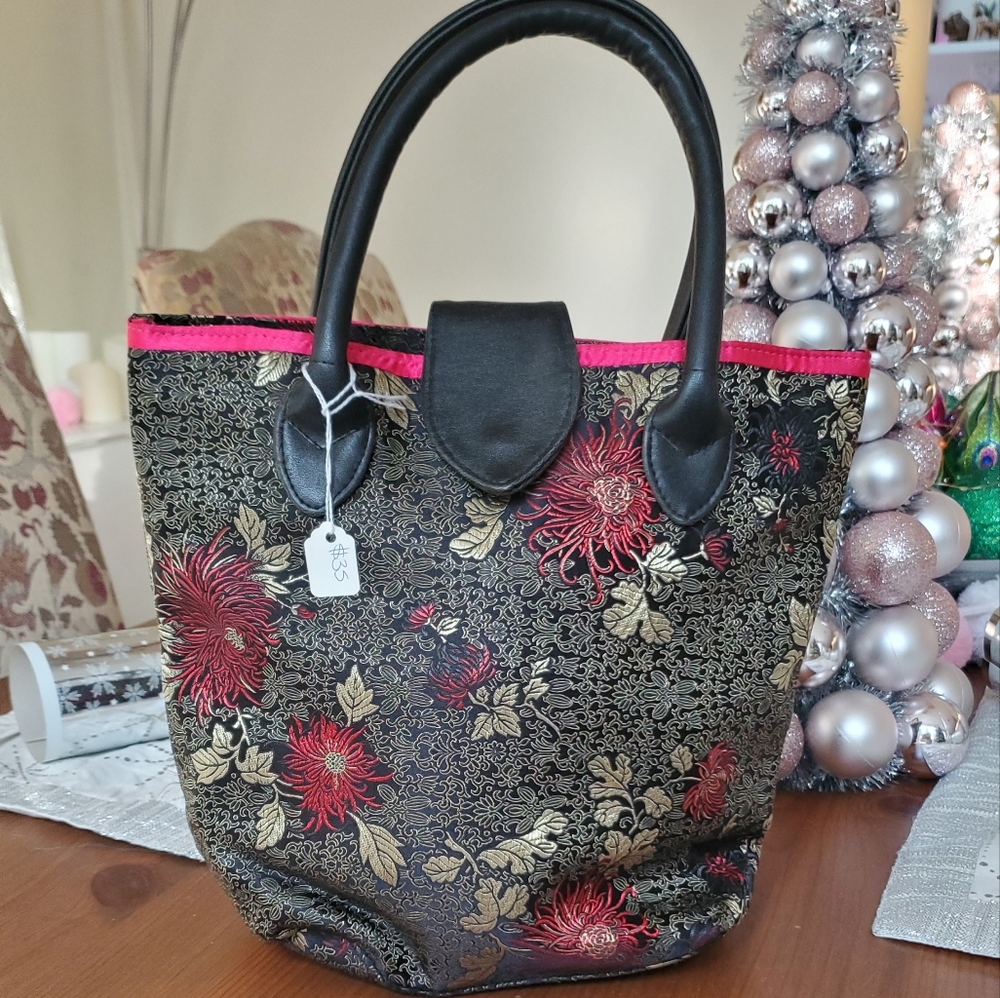 Yans Black Handbag with Pink Details and Leather Handles
